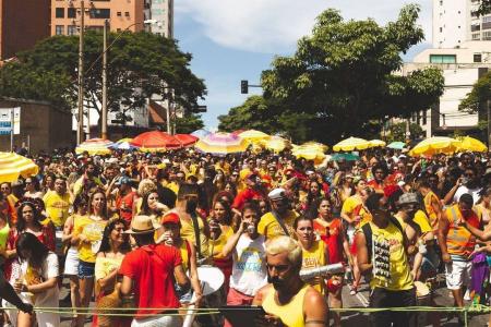 Multidão de foliões curtindo o bloco 'Me Beija Que Eu Sou Pagodeiro'