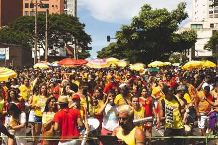 Multidão de foliões curtindo o bloco 'Me Beija Que Eu Sou Pagodeiro'