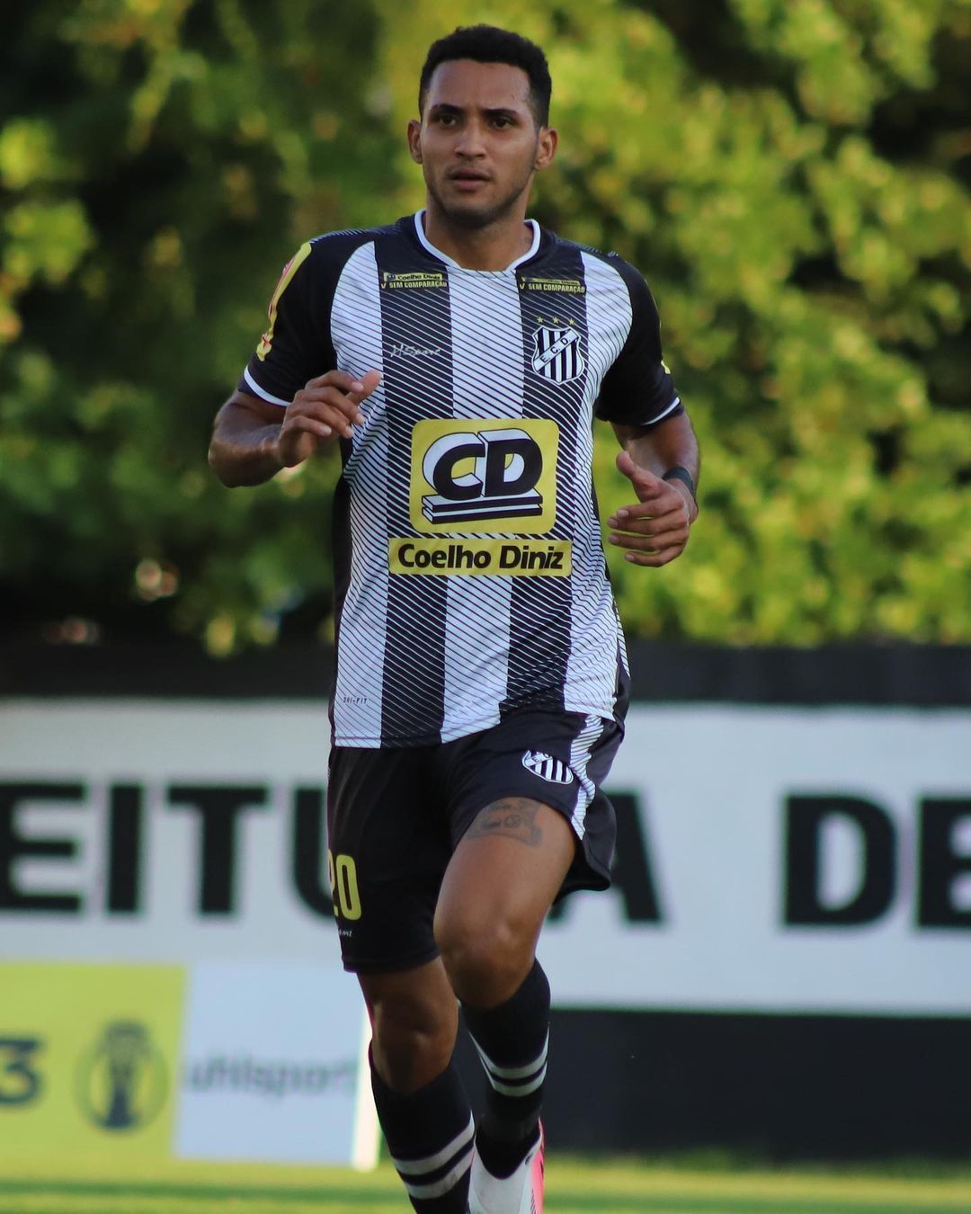 Clube mineiro anuncia acordo para saída de dois jogadores do elenco