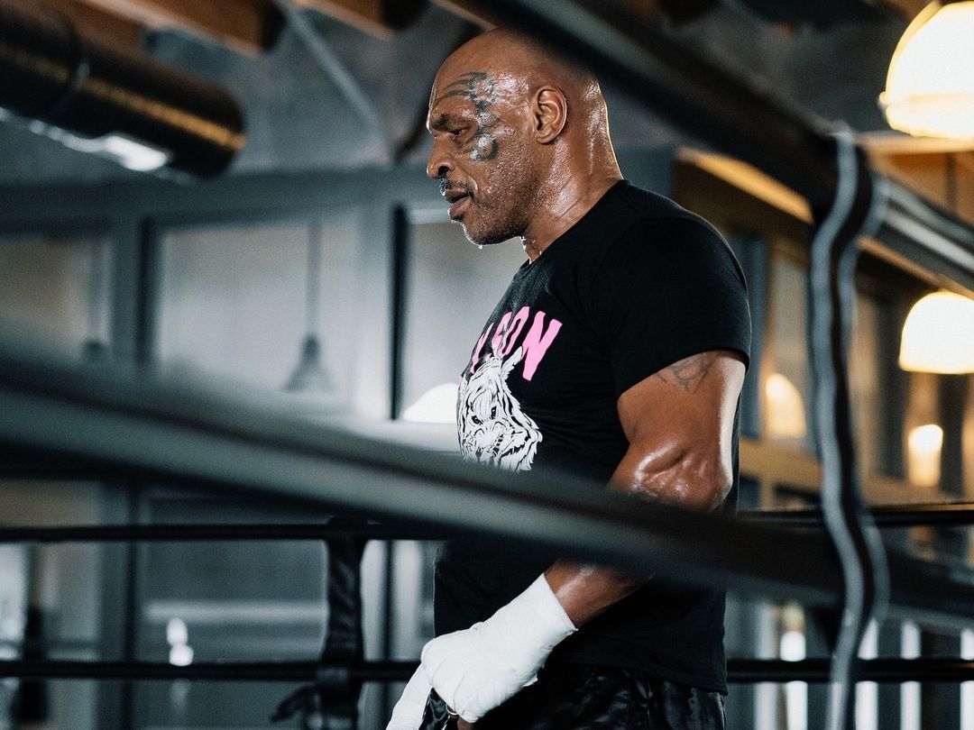 Mike Tyson impressiona fãs com forma física, antes de luta com Jake Paul; assista