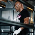 Mike Tyson impressiona fãs com forma física, antes de luta com Jake Paul; assista