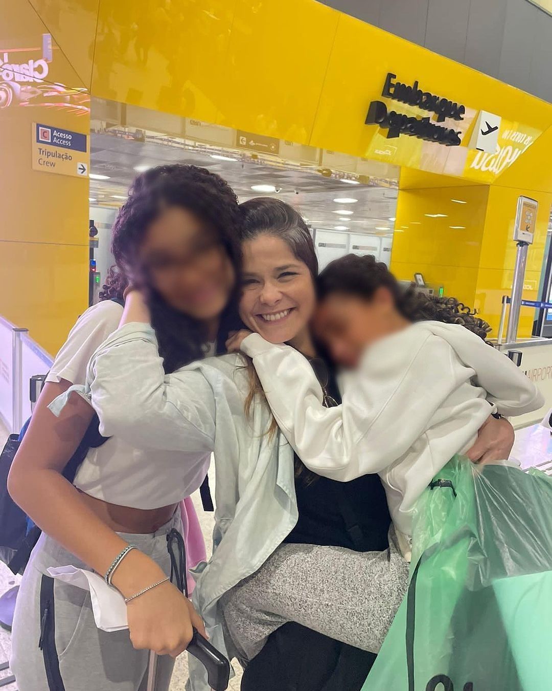 Samara Felippo pede expulsão de alunas que realizaram ataque racista contra a filha de 14 anos
