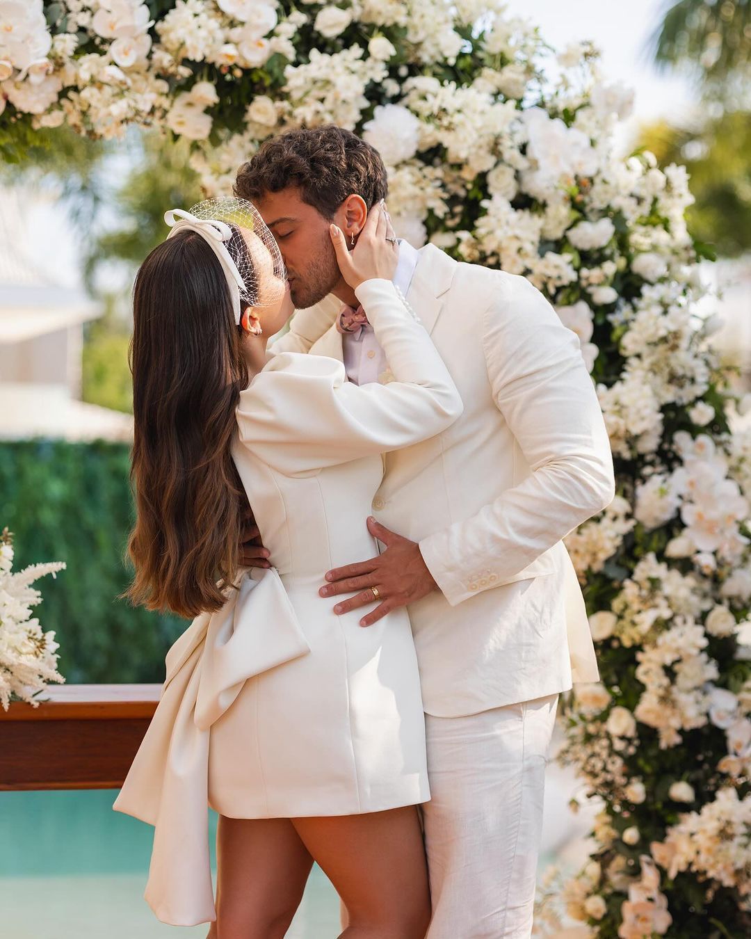 Larissa Manoela publica primeira foto da família após casamento
