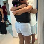 Ex-jogador do Vasco dá casa para mãe e causa muita emoção; assista