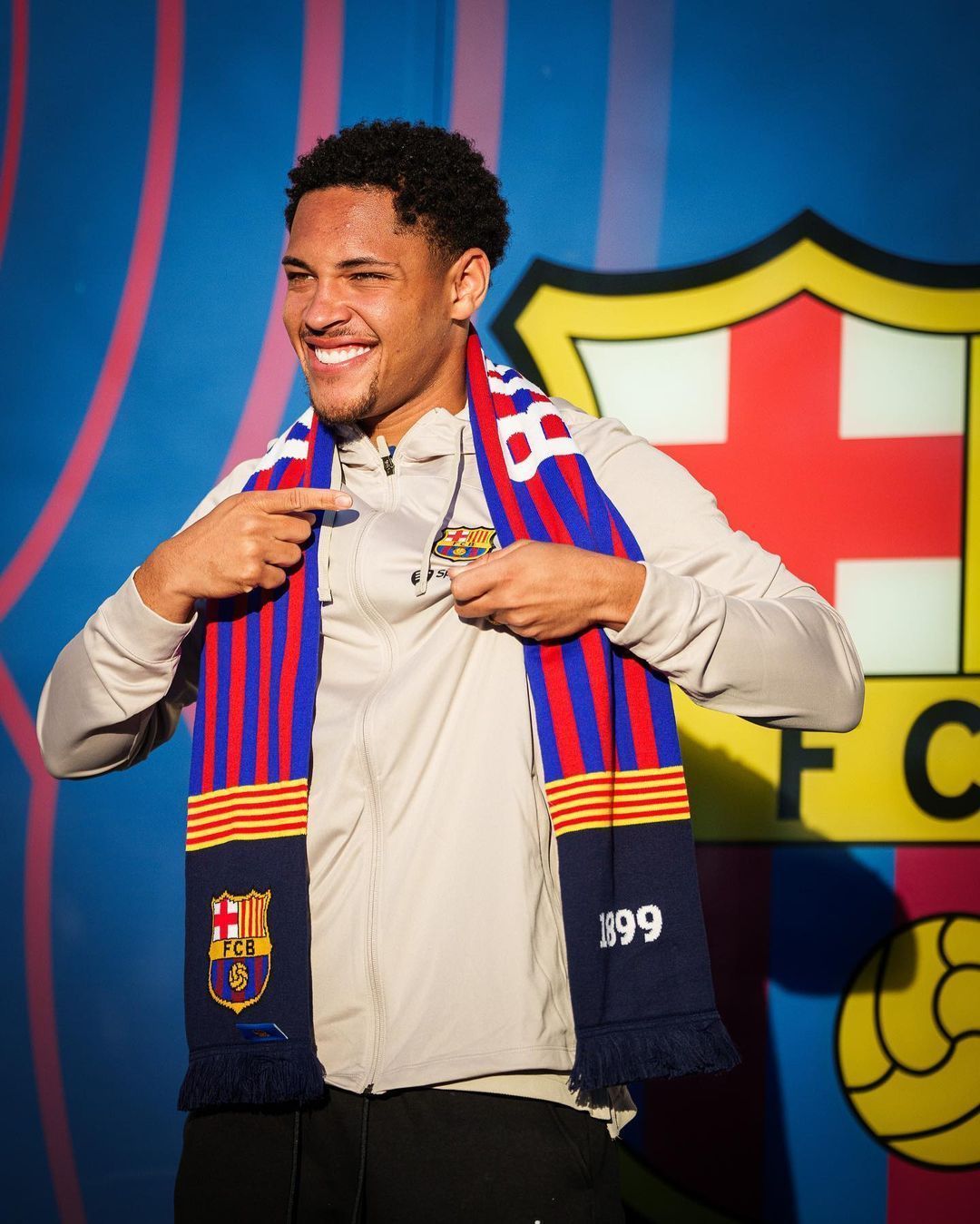 Agente de Vitor Roque cutuca Xavi e diz o que espera de novo técnico do Barcelona