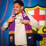 Vitor Roque é ovacionado, atende fãs e faz gol em treino aberto do Barcelona