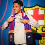 Vitor Roque é ovacionado, atende fãs e faz gol em treino aberto do Barcelona