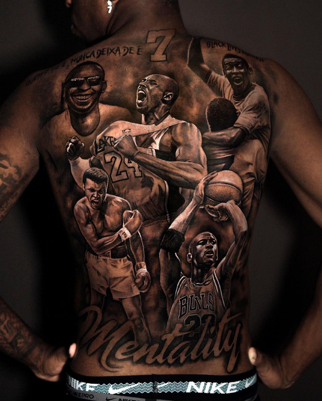 Vini Jr faz tatuagem em Los Angeles e homenageia ícones negros do esporte; veja o vídeo