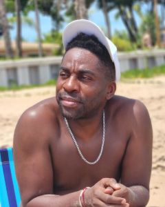 Lazaro Ramos na praia