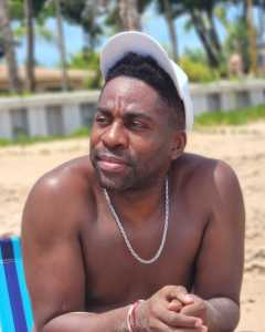 Lazaro Ramos na praia