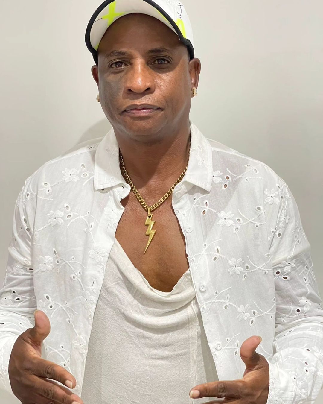 Mario Rosa, do Katinguelê, é expulso da banda por 'vestimenta inadequada'
