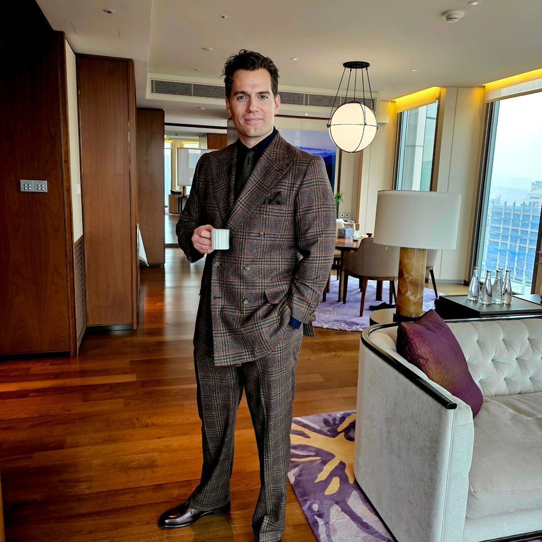 Henry Cavil anuncia que será pai e pede dicas para os 'pais de plantão'