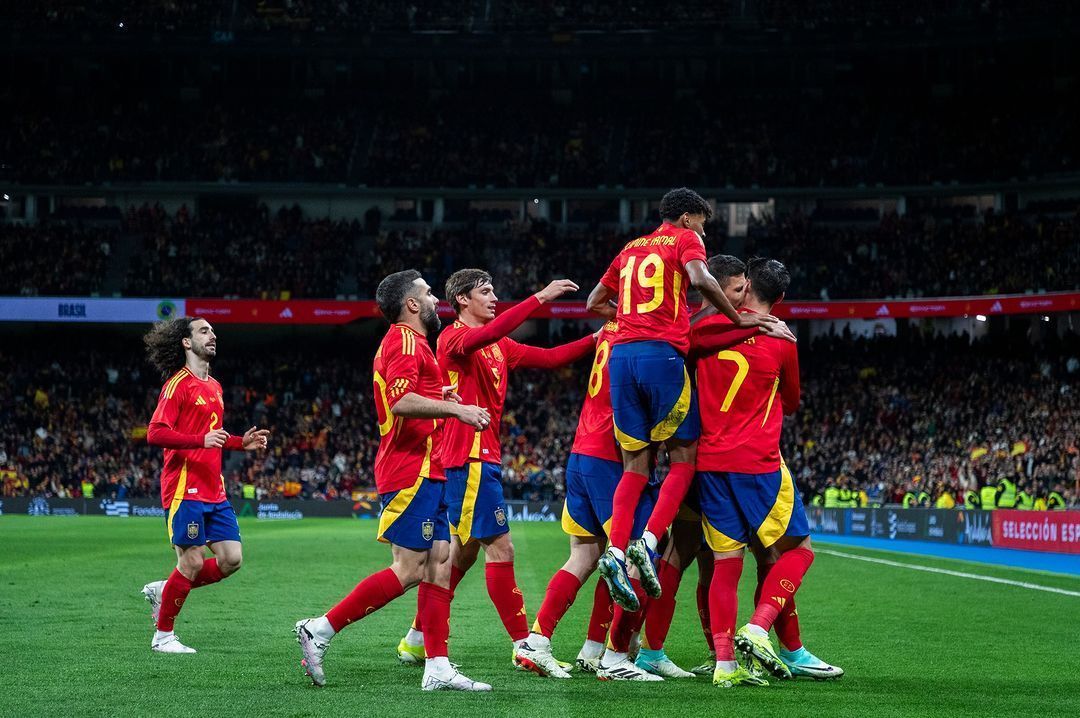 Seleção da Espanha tem triângulo amoroso de jogadores com filha de ex-técnico