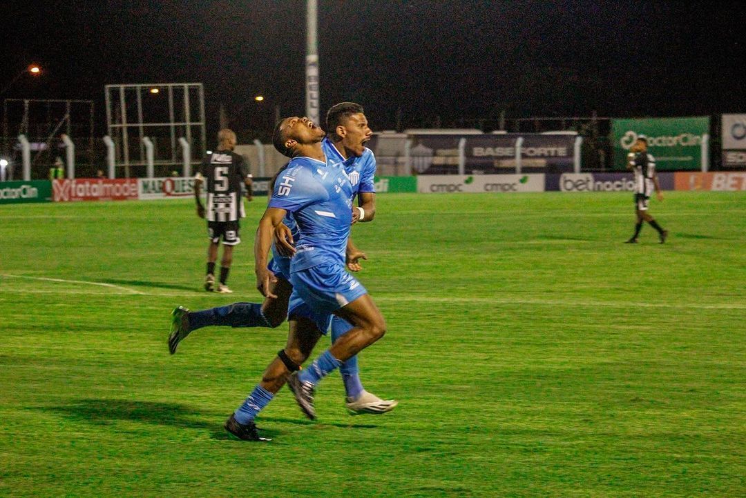 Atacante sabe da morte do pai no estádio, pede para jogar e faz gol relâmpago no Gaúcho