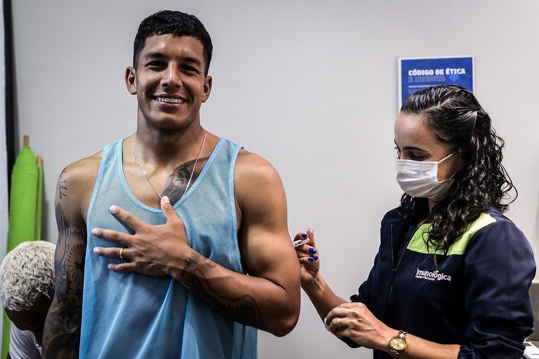 Jogadores do Cruzeiro se vacinam contra a dengue, e clube alerta para combate à doença