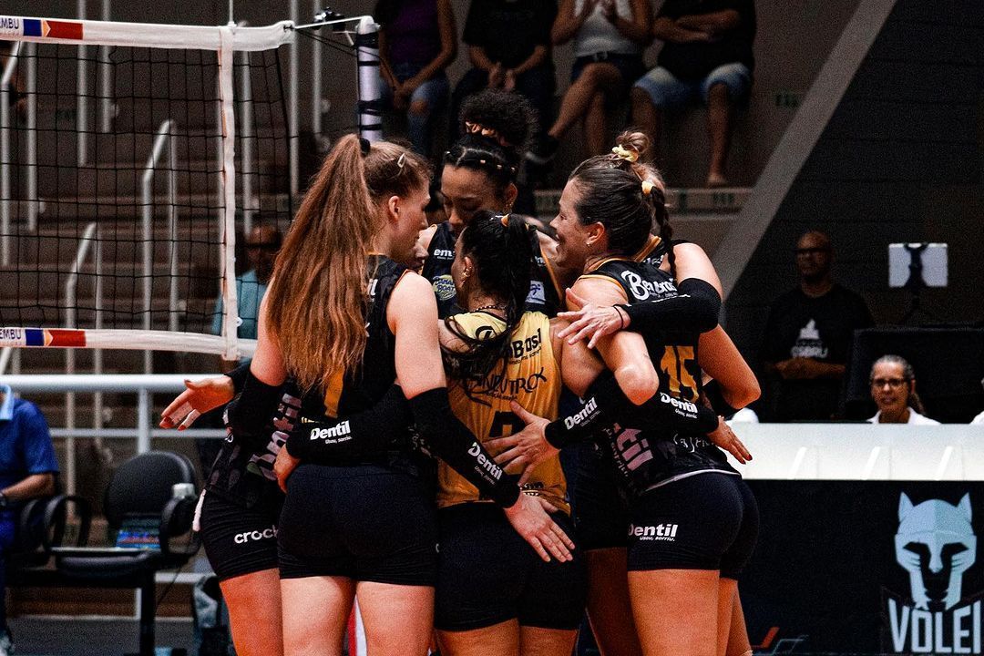 Praia Clube atropela Pinheiros e cola na vice-liderança da Superliga Feminina de Vôlei