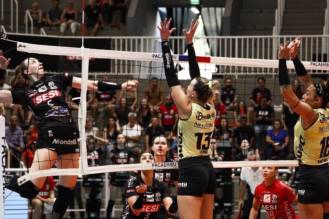 De virada, Sesi Bauru vence Praia Clube e segue vivo na Superliga Feminina