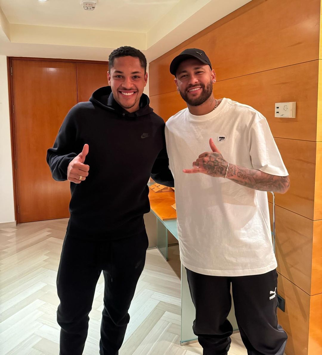 Vitor Roque encontra Neymar, se emociona, e torcida do Barcelona reage
