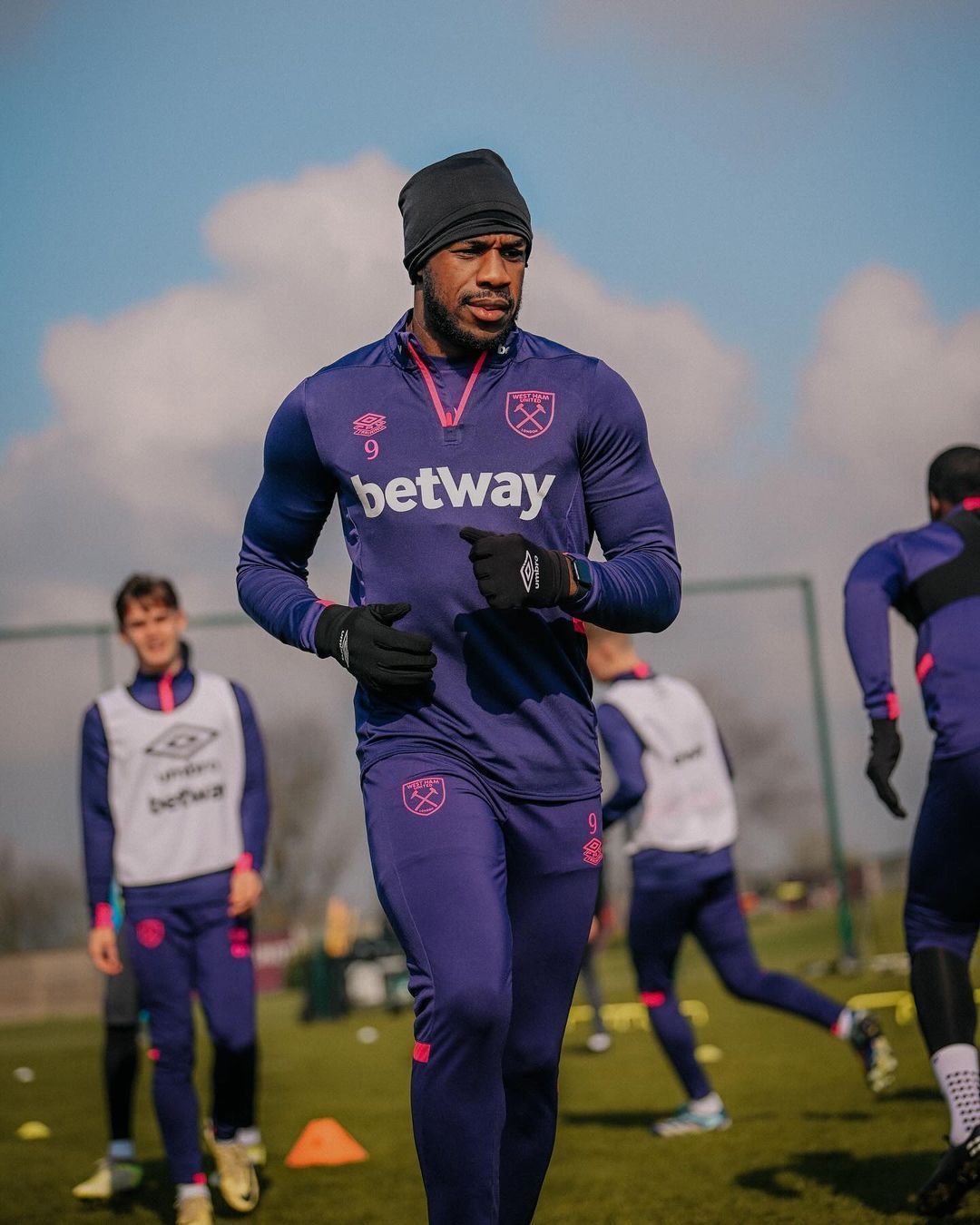 Atacante da Premier League revela ter 'torcido' para sofrer lesão e se aposentar