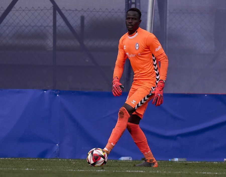 Goleiro que brigou com torcedores racistas é suspenso na Espanha; entenda