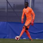 Goleiro que brigou com torcedores racistas é suspenso na Espanha; entenda