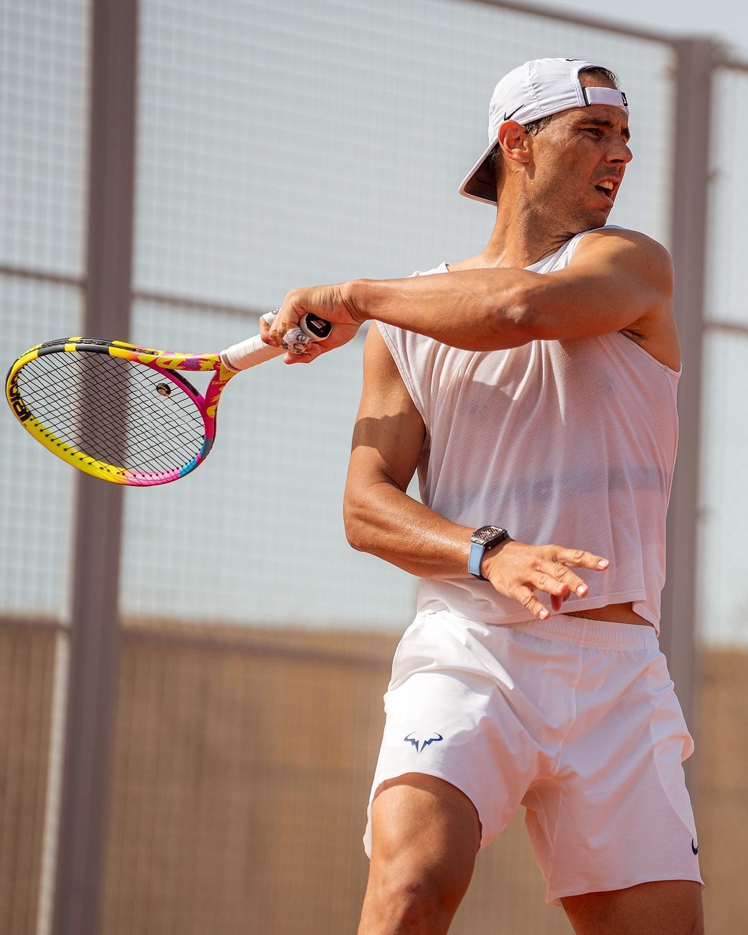 Em retorno ao circuito, Nadal atropela jovem italiano na estreia em Barcelona