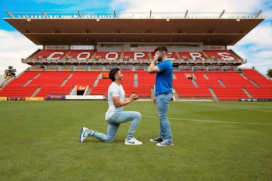 Defensor pede namorado em casamento em estádio na Europa; veja fotos
