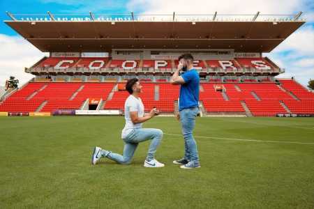 Joshua Cavallo, lateral-esquerdo do Adelaide United, assumiu sua homossexualidade há três anos
