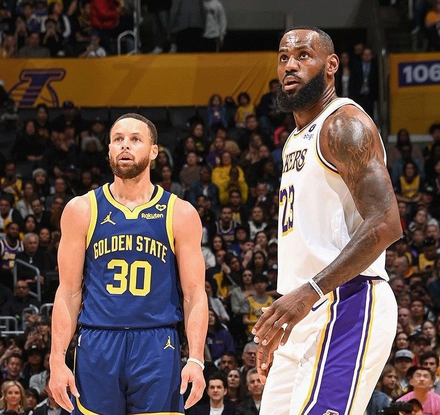 Warriors vencem Lakers em duelo entre Curry e LeBron e jogada de 4 pontos
