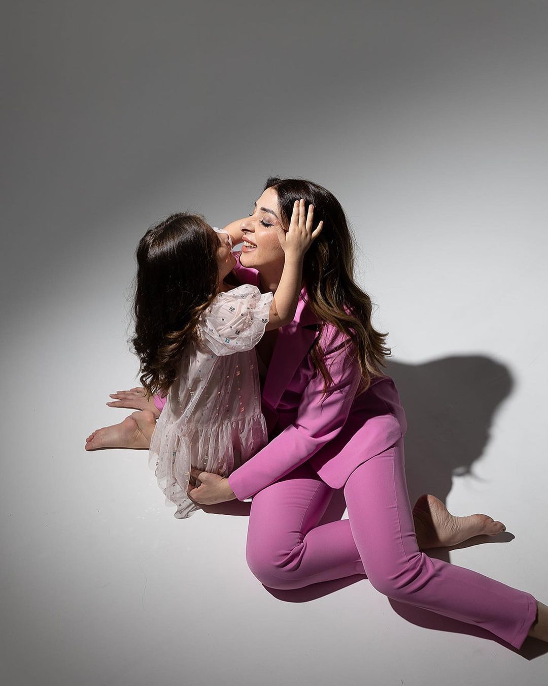 Influenciadora é proibida de postar fotos da filha após pai ganhar na justiça; veja o que diz lei brasileira
