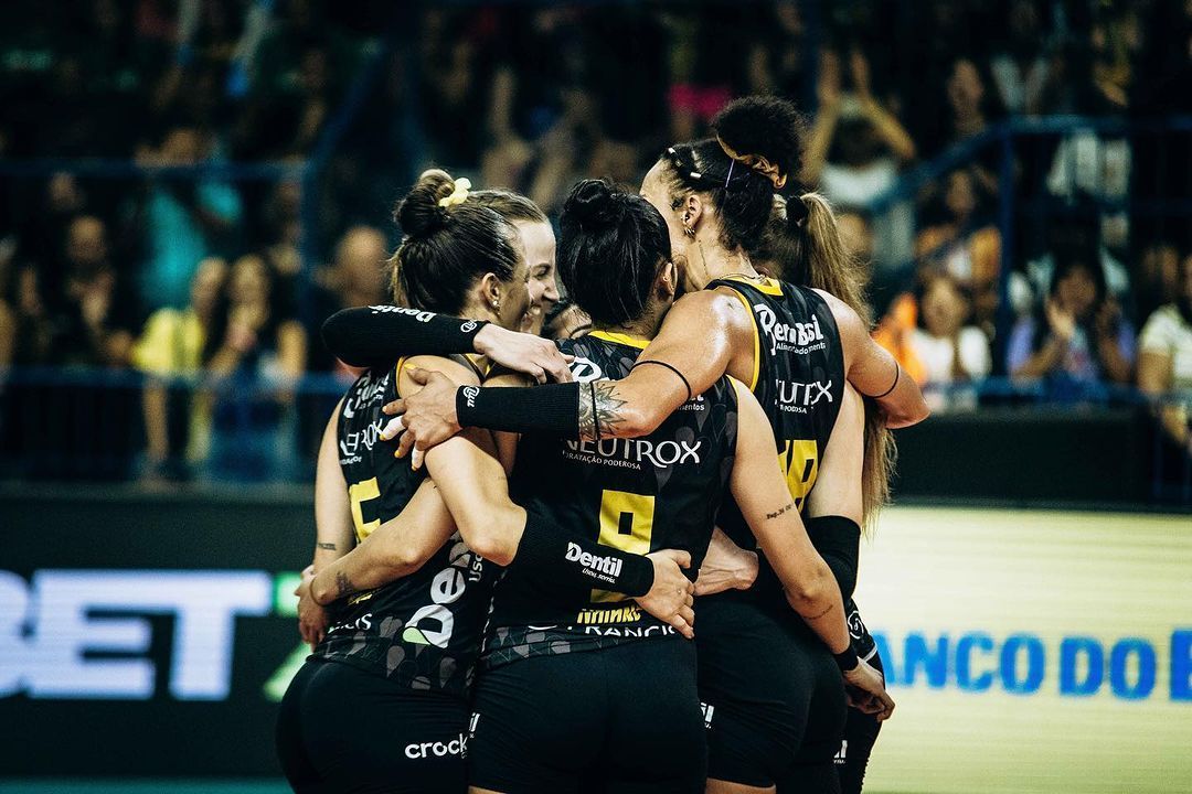 De virada, Praia Clube supera Bauru e abre vantagem na Superliga Feminina