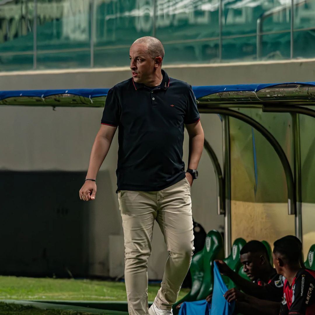 Time mineiro anuncia saída de treinador após boa campanha no Estadual