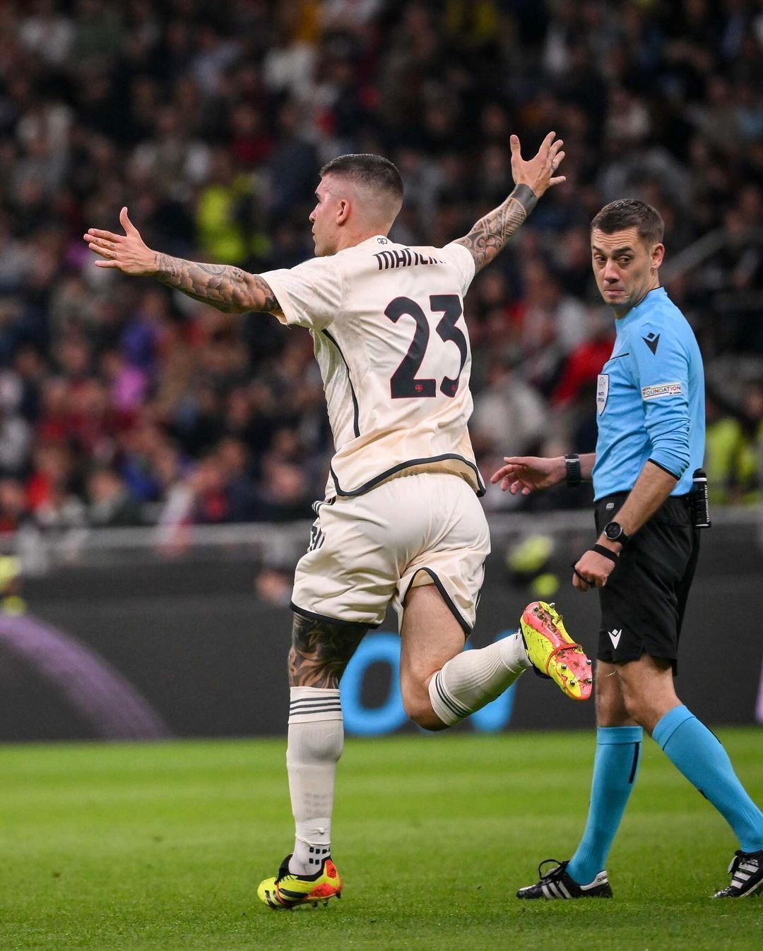 Roma vence Milan no San Siro e encaminha vaga à semi da Liga Europa
