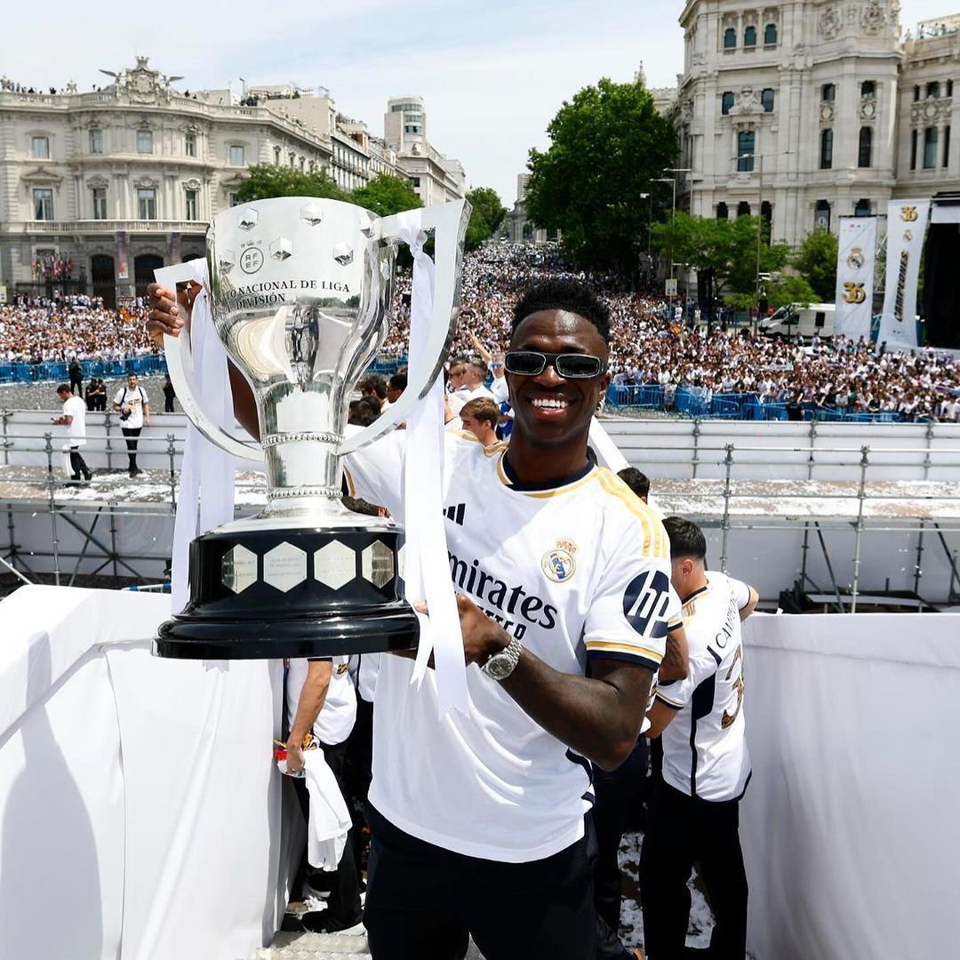 Torcida do Real Madrid exalta Vini Jr e 'clama' por Bola de Ouro; veja vídeo