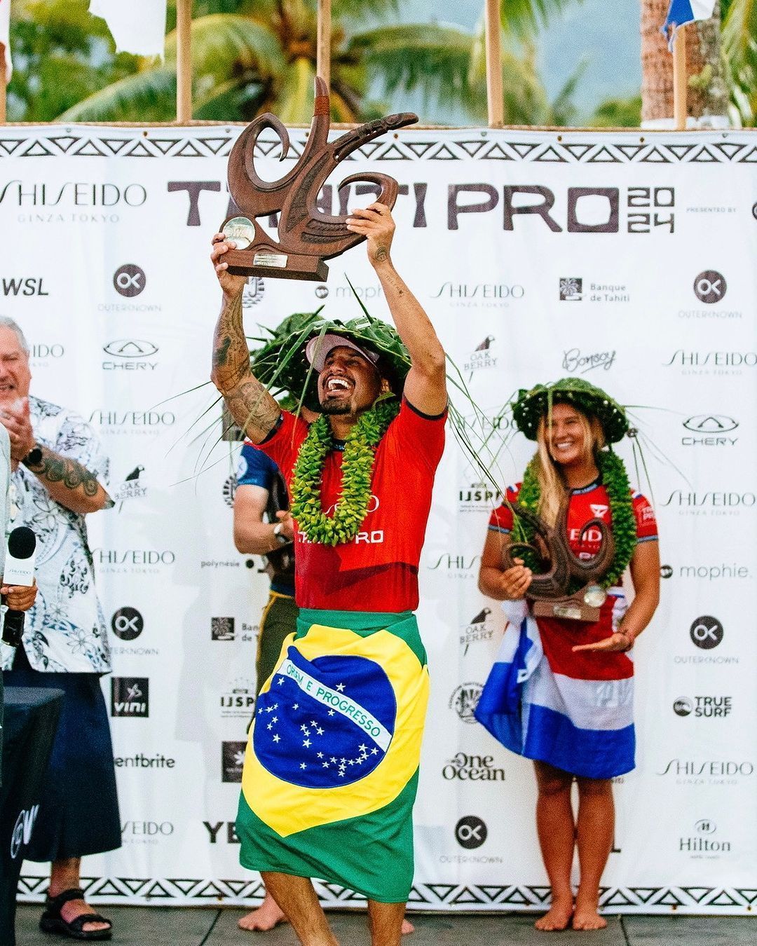 Italo Ferreira vence John John Florence e conquista etapa de Teahupoo