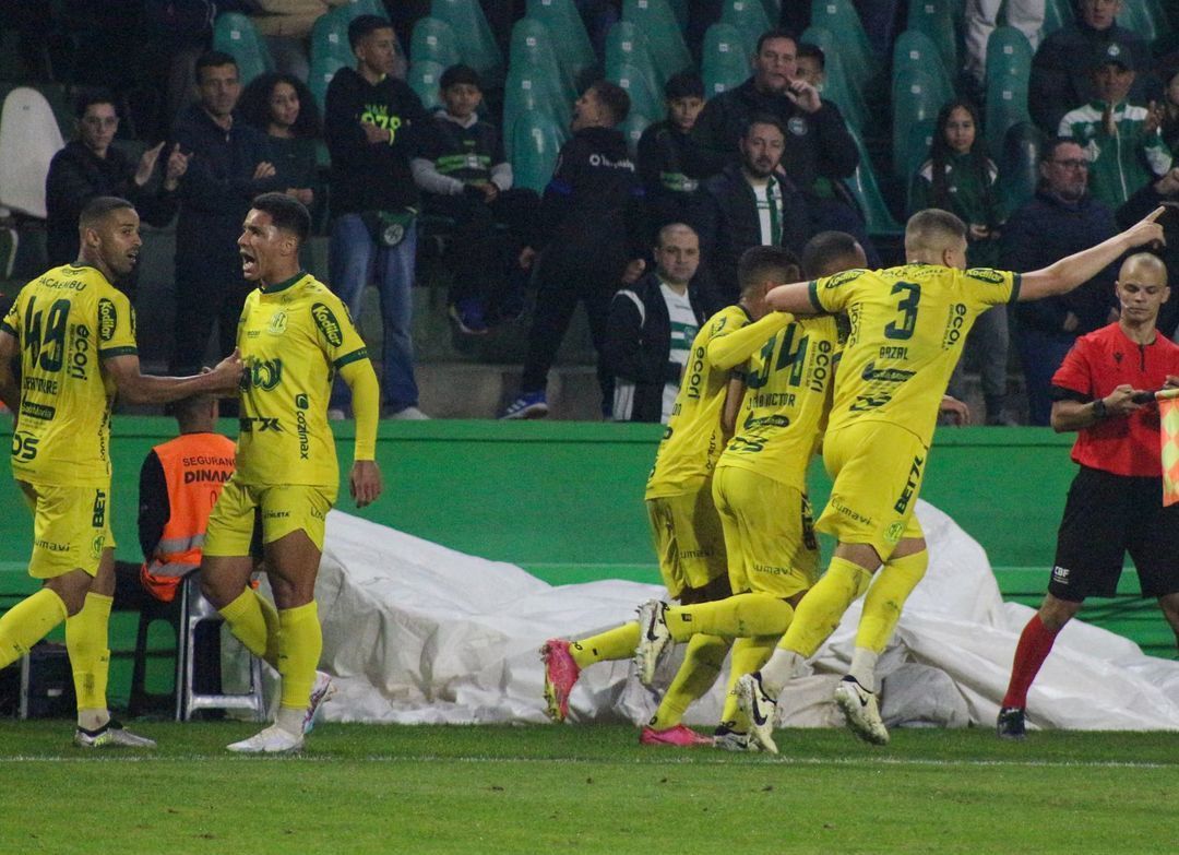 Mirassol vence Coritiba fora de casa e encosta no G4 da Série B