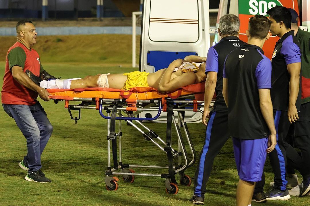 Jogador leva tiro de bala de borracha e deixa campo de ambulância; assista