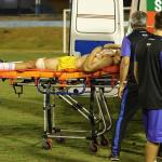 Jogador leva tiro de bala de borracha e deixa campo de ambulância; assista