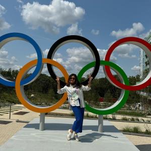 Fátima Bernardes em frente à estrutura feita para as Olimpíadas de Paris 2024