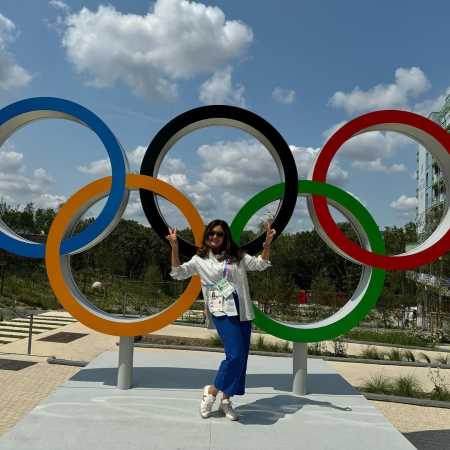 Fátima Bernardes em frente à estrutura feita para as Olimpíadas de Paris 2024