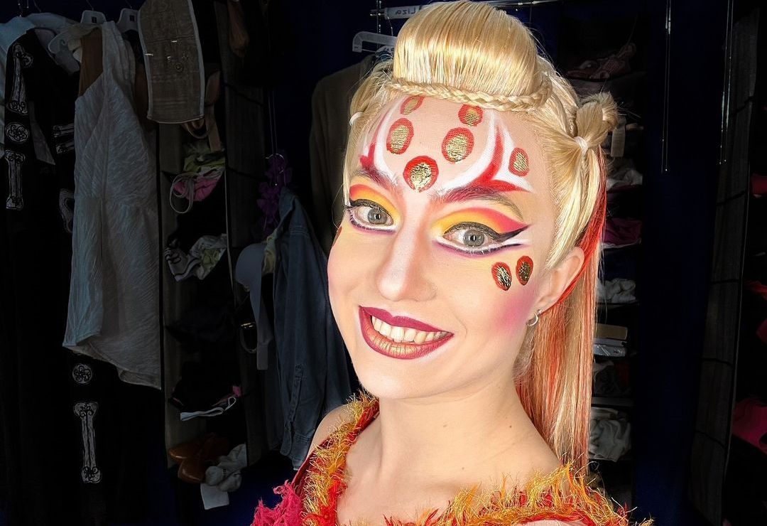 Artista do Cirque du Soleil erra acrobacia e cai sem rede de proteção