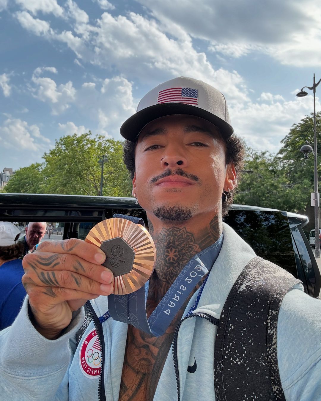 Bronze em Paris, atleta detona qualidade de medalha: 'Parece que foi para a guerra'