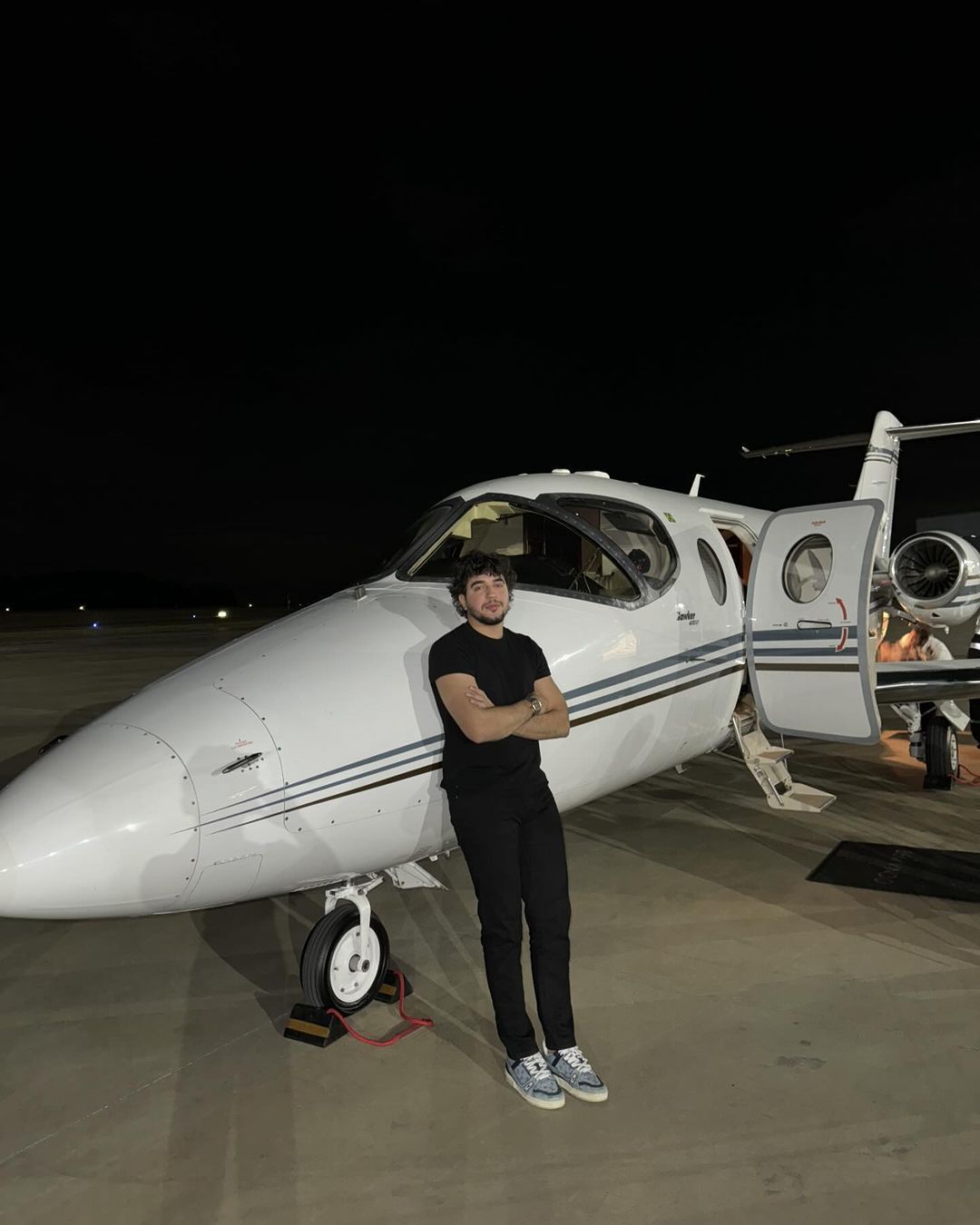 Nattanzinho, cantor de forro, compra avião; veja outras celebridades que também têm aeronaves
