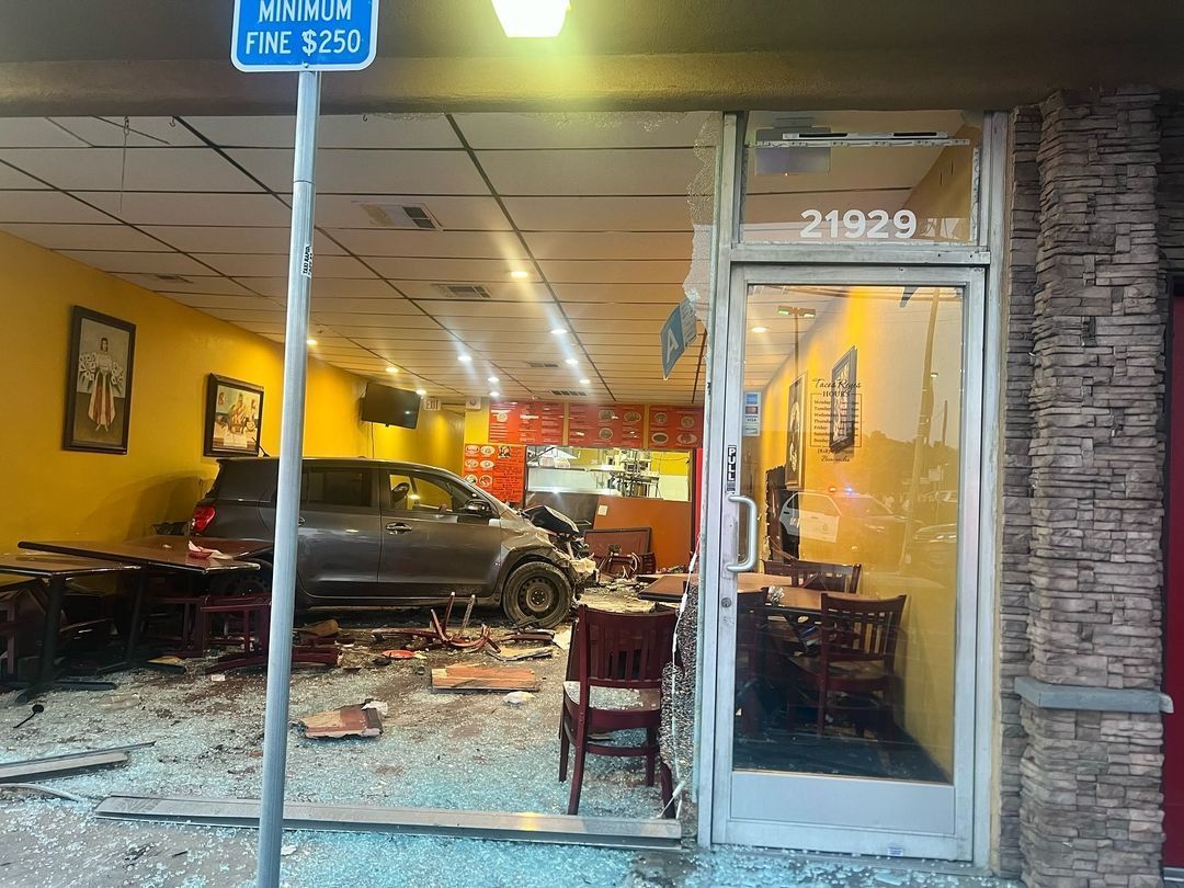 Ex-funcionária de restaurante nos EUA destrói estabelecimento com carro