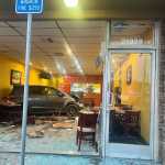 Ex-funcionária de restaurante nos EUA destrói estabelecimento com carro