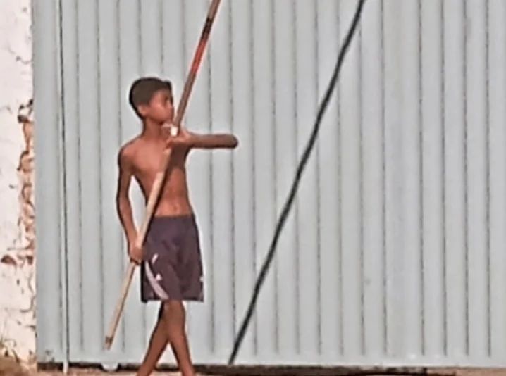 Garoto viraliza ao treinar salto com vara, e campeão olímpico reage