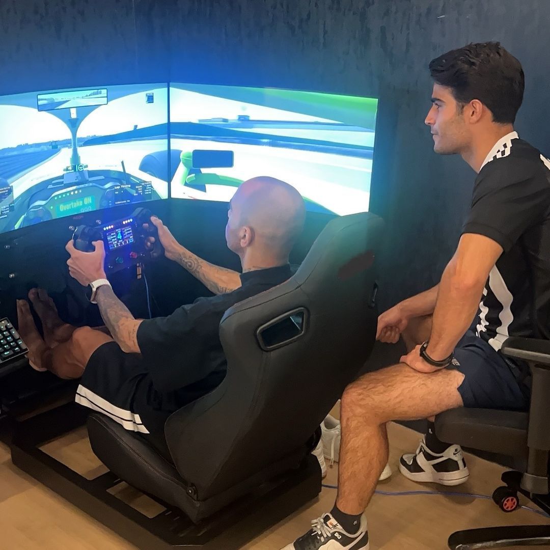 Ídolo do Atlético se encontra com piloto e se arrisca em simulador de corrida