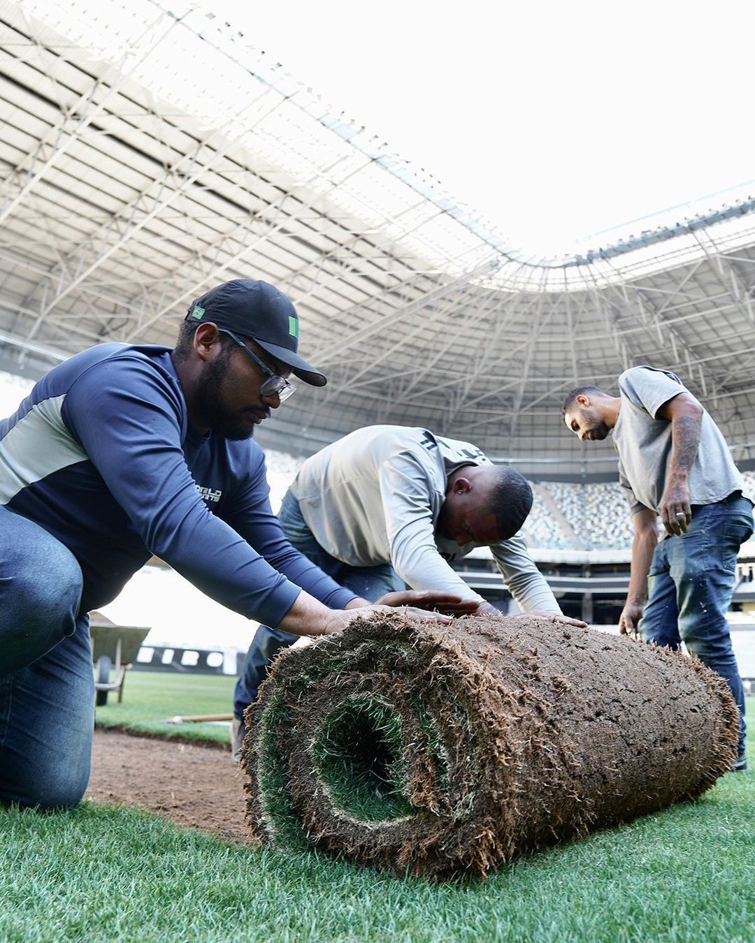 Atlético mostra processo de troca de gramado na Arena MRV: 'Trabalho contínuo'