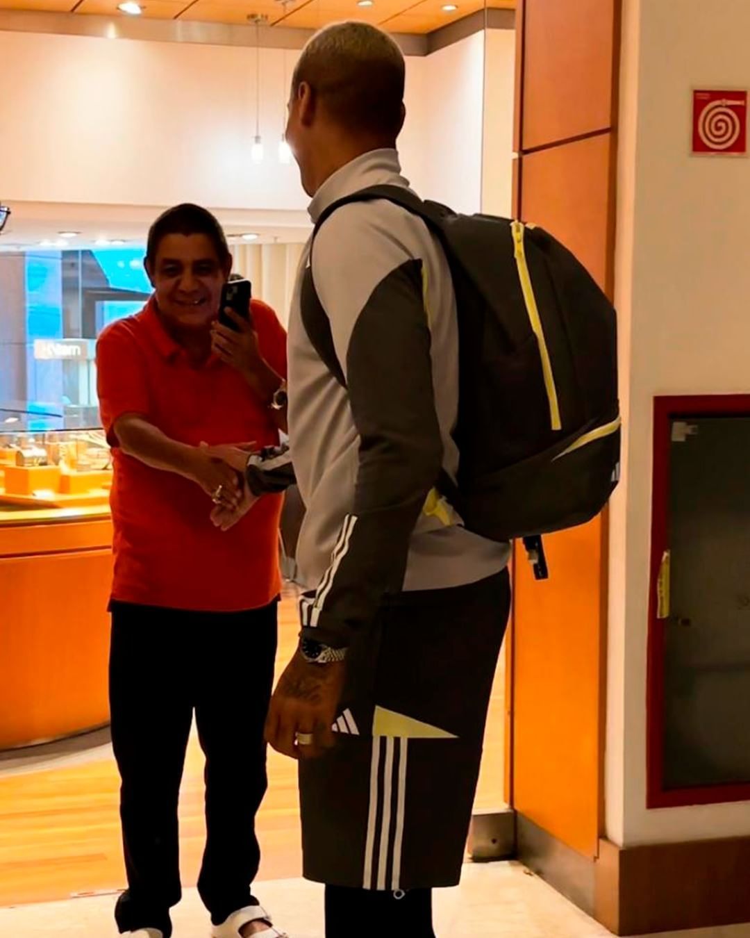 Jogador do Atlético 'tieta' astro da música brasileira em hotel em Porto Alegre