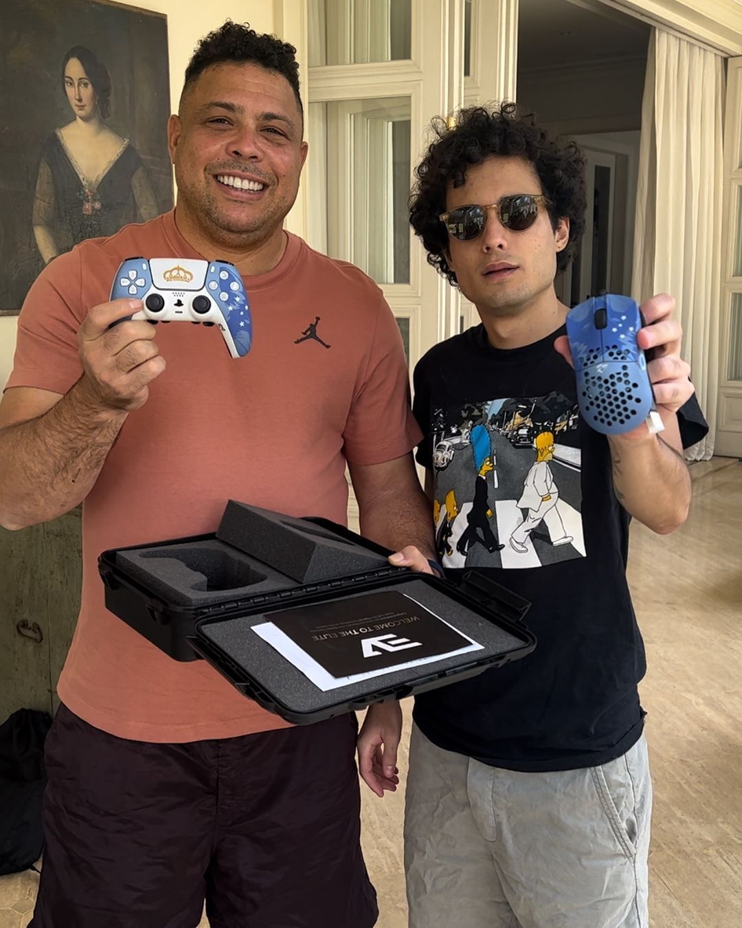 Ronaldo ganha mouse e controle de PS5 personalizados do Cruzeiro